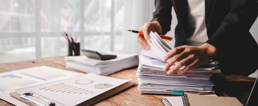 dossier juridique papier avec post-its de préparation avant consultation d'avocat