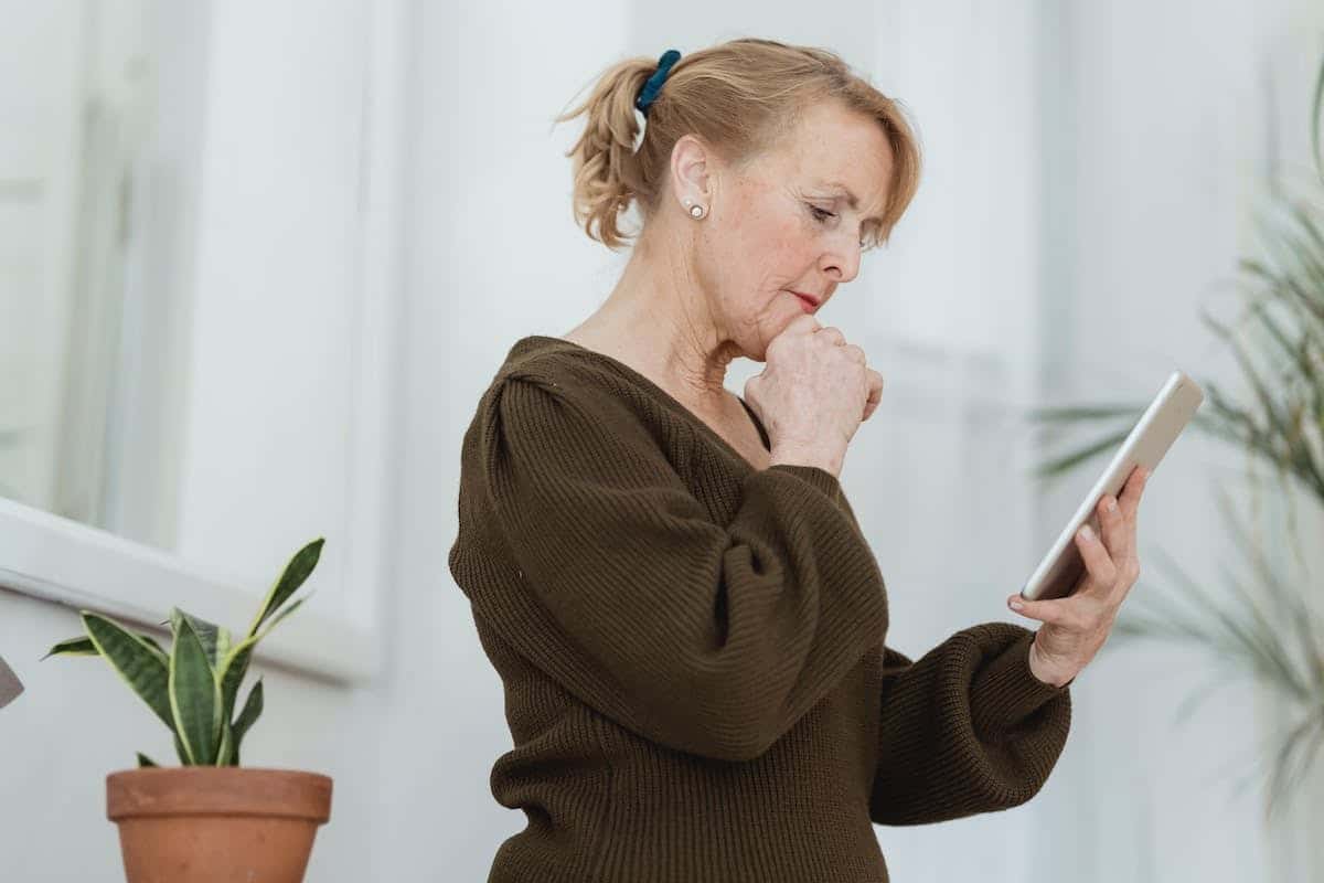 Réseaux sociaux et solitude des seniors : comprendre leur influence positive sur la santé mentale