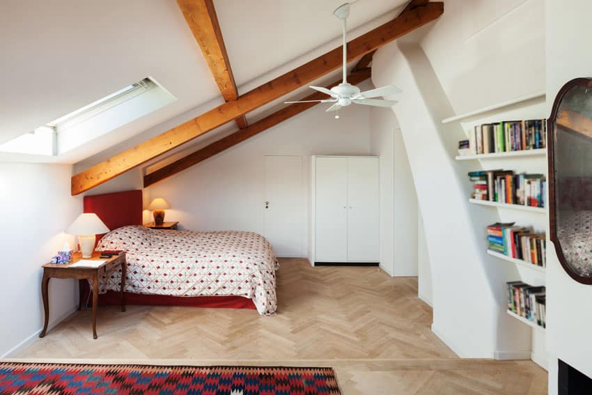 Comment aménager une petite chambre sous les toits?