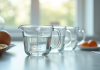 Plan large d'ustensiles de cuisine avec verres doseurs remplis d'eau