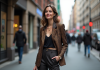 Devenir une icône de la mode : conseils et astuces pour se démarquer ! Femme confiante en ville portant un blazer à motifs