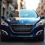 Peugeot 308 2015 stationnée en ville en plein jour